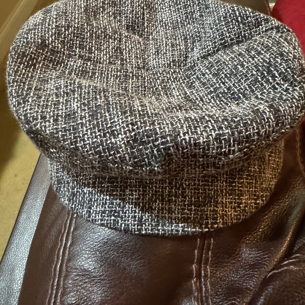 Stylish Black and White Tweed Cap

Never worn